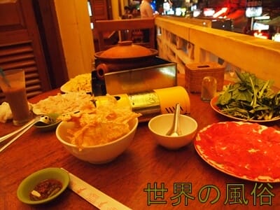 カンボジアのシェムリアップのホテルとレッドピアノで飯を食う。