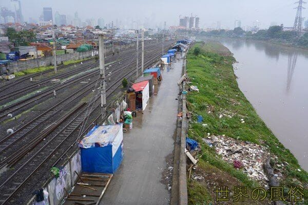タナアバン駅の線路脇置屋ボンカランの行き方と地図