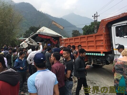 ジャガダンバ社のツーリストバスでポカラへ行くが事故に遭遇