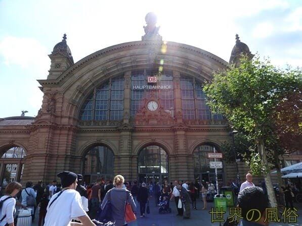 フランクフルト空港到着から市内の中央駅への行き方　荷物受け取りからSIMカードまで全解説　　