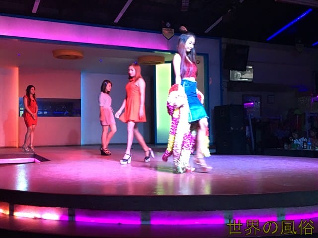 ヤンゴンのTwoTwoFive（225）は美人ファッションショーモデルが大勢います